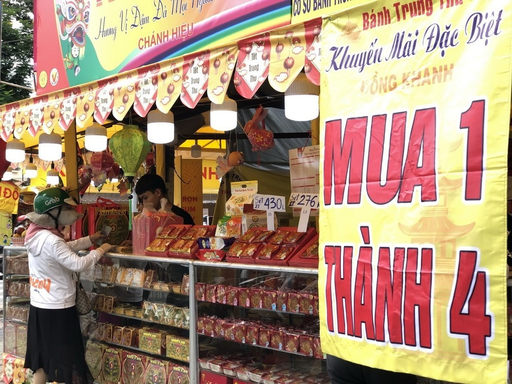 Bánh Trung thu đại hạ giá 'ế chỏng chơ', riêng mặt hàng này khách mua chen nhau đến nghẹt thở