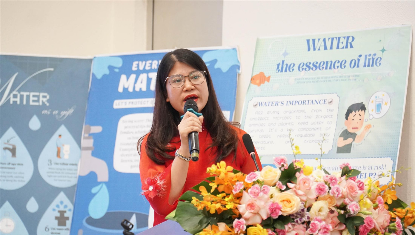 Cô Lê Thị Trường, giáo viên Trường Tiểu học Vạn Thắng, chia sẻ mô hình tiếng Anh trở thành ngôn ngữ thứ 2 trong giáo dục tiểu học nông thôn. Ảnh: NGHIÊM HUÊ 1.jpg