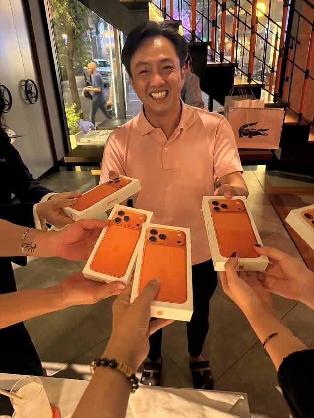 CEO Cường Đô La chi trăm triệu mua iPhone 17 tặng bạn bè, Quốc Cường Gia Lai (QCG) đang làm ăn ra sao?