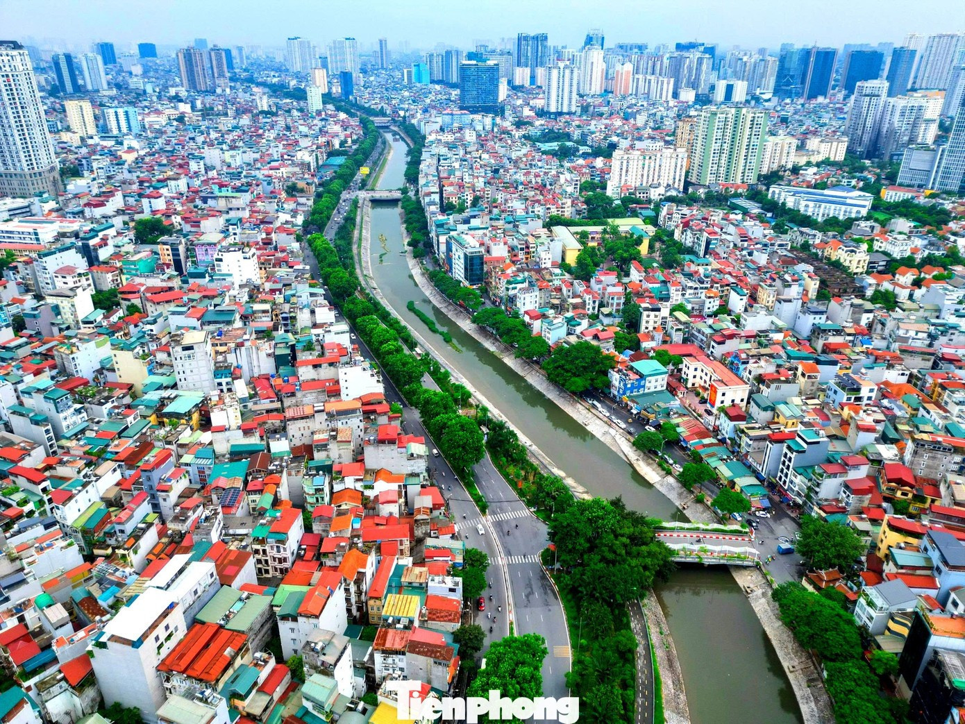 Sông Tô Lịch chảy qua khu vực nội thành Thủ đô. tl-5678-1641.jpg