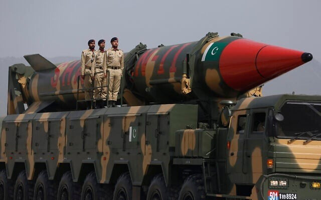 Tên lửa Shaheen-III do Pakistan sản xuất, có khả năng mang đầu đạn hạt nhân, được trưng bày trong cuộc duyệt binh kỷ niệm Ngày Quốc khánh Pakistan tại Islamabad năm 2022. (Ảnh: AP) ap24166491285315-640x400.jpg