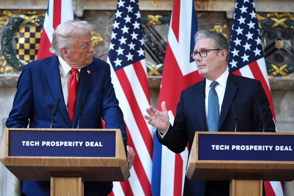 Thủ tướng Anh Keir Starmer (bìa phải) trong cuộc họp báo chung với Tổng thống Mỹ Donald Trump, ngày 18/9. (Ảnh: AP) thu-tuong-anh.jpg