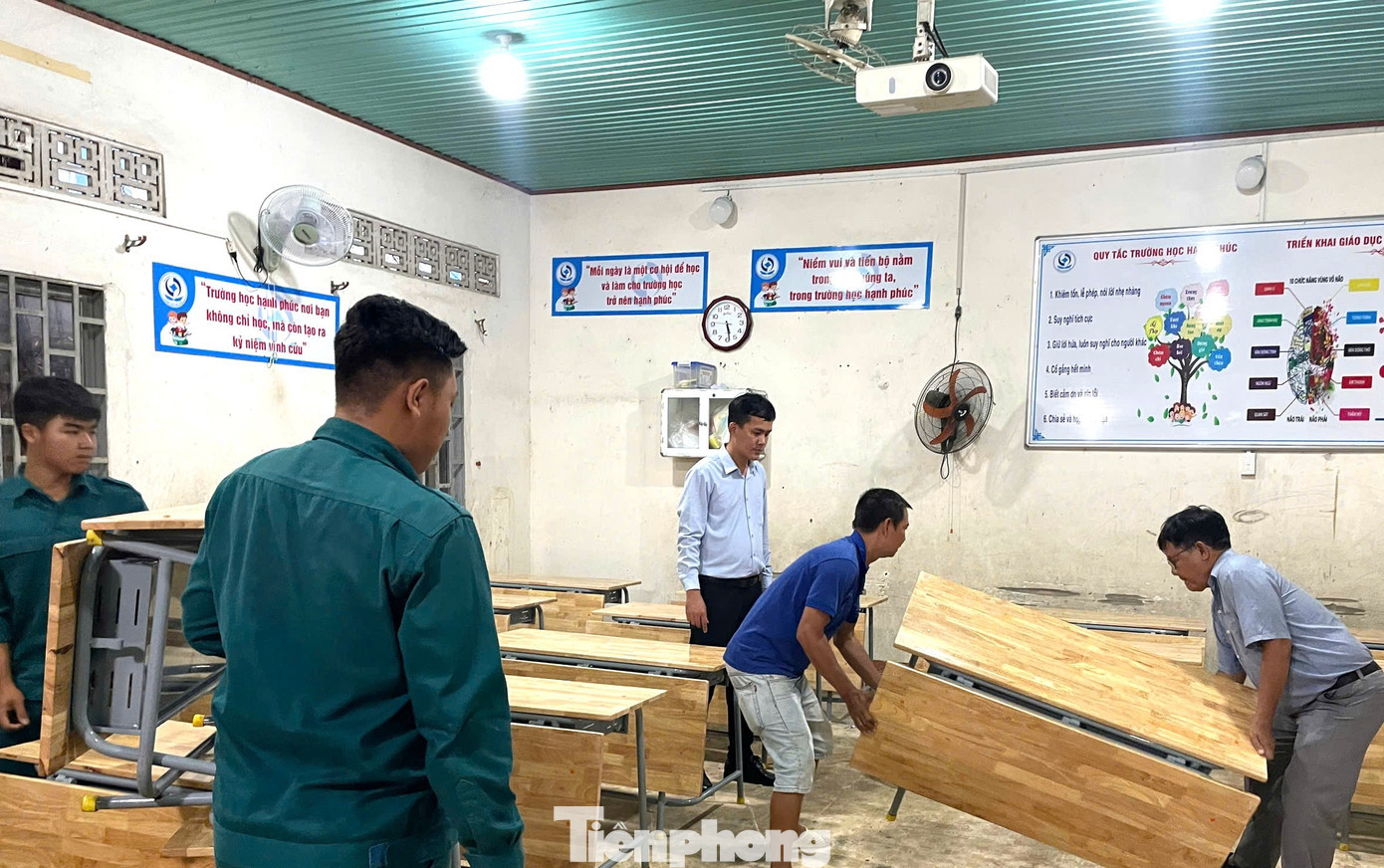 Phòng học được thay bàn ghế mới tp-vinh-tan-2.jpg