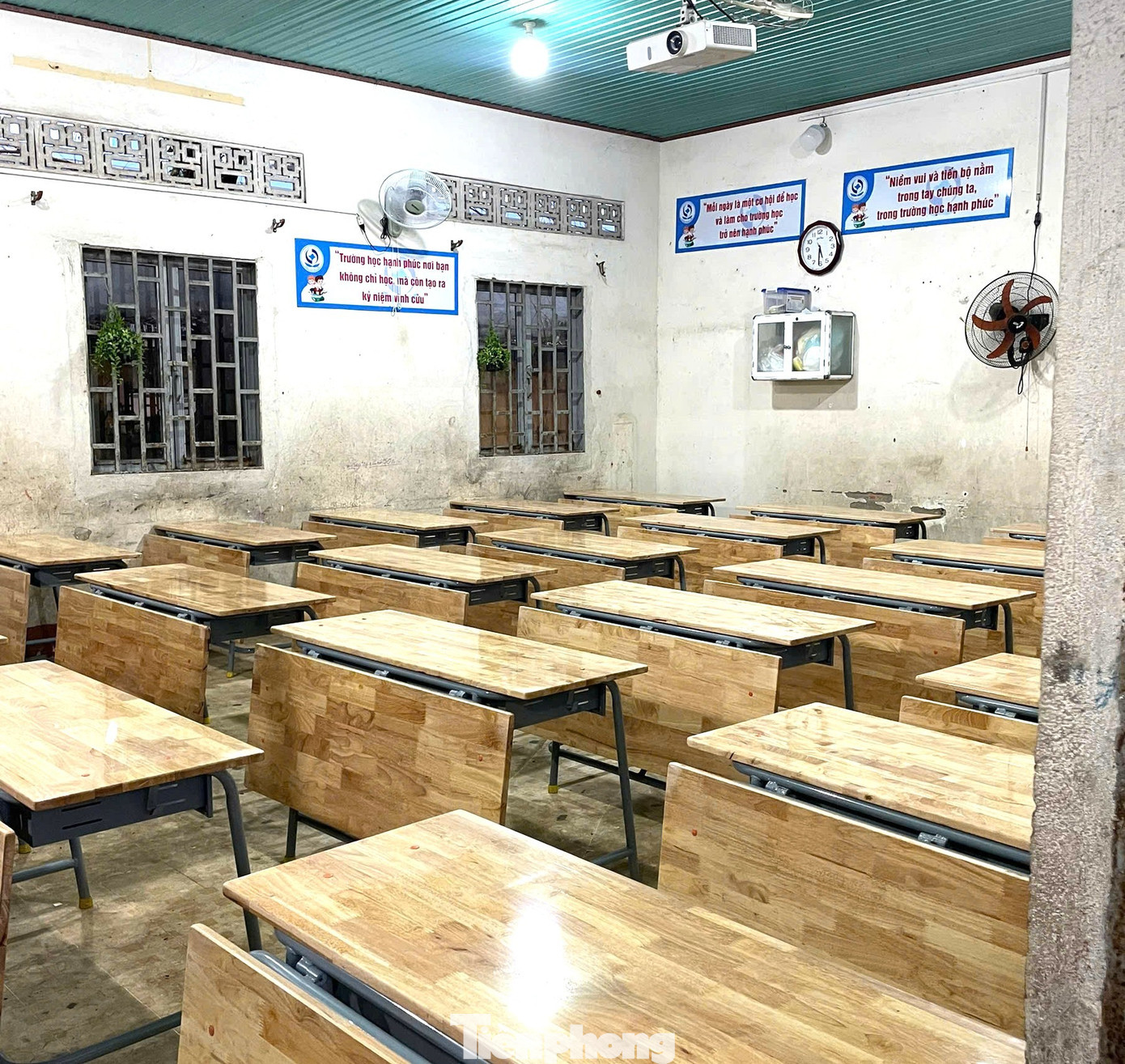 Bàn ghế được thay mới hoàn toàn tp-vinh-tan-1.jpg