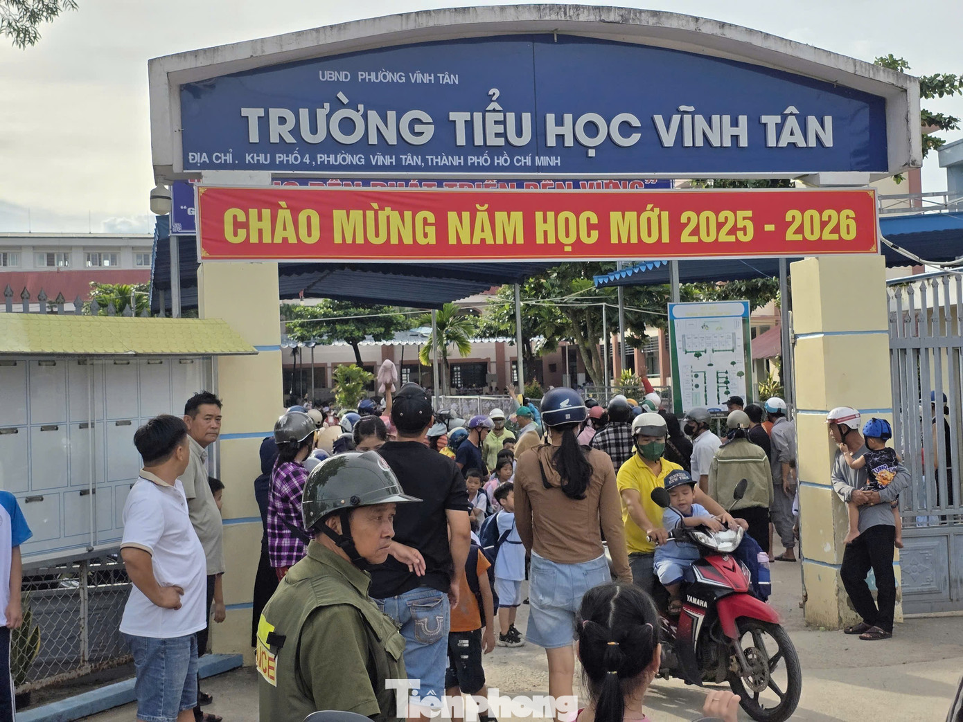 Từ ngày mai, học sinh Trường Tiểu học Vĩnh Tân sẽ được sử dụng bàn ghế mới tp-vinh-tan-0.jpg