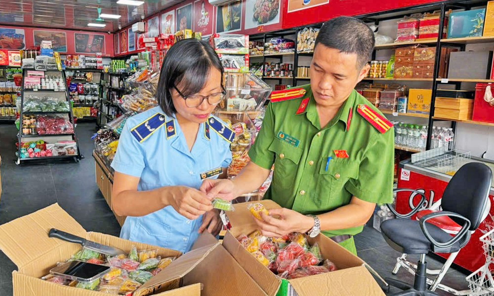 Lực lượng chức năng kiểm tra tại cơ sở kinh doanh bánh Trung thu. lau.jpg