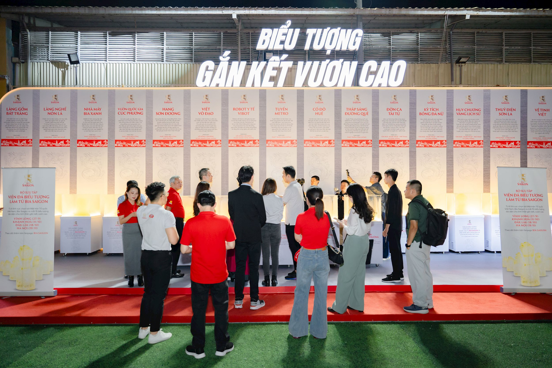 nguoi-tham-du-tuong-tac-voi-khu-vuc-trung-bay-bo-suu-tap-vien-da-bieu-tuong.jpg