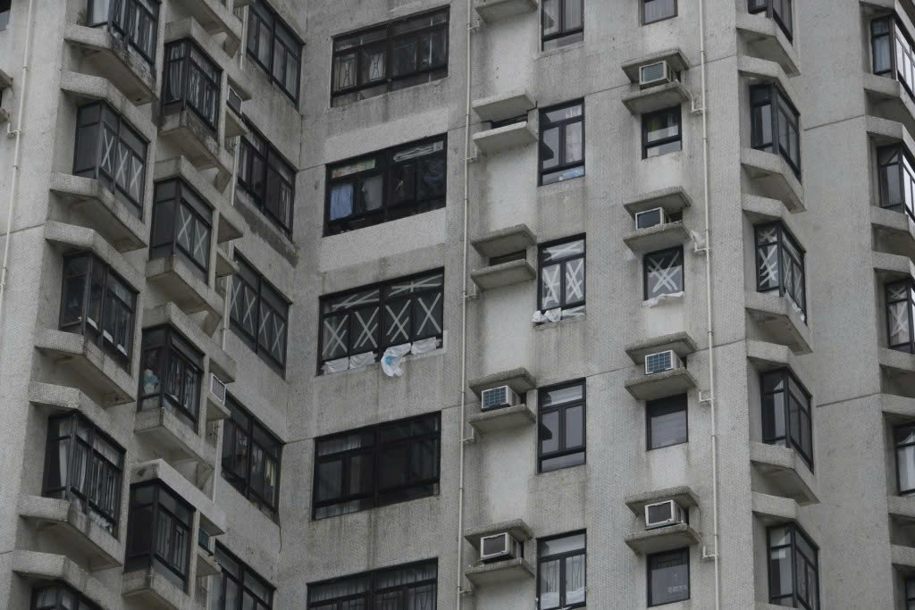 Cuộn băng dính bỗng 'cháy hàng', đua độ hot với cà chua, khoai tây trước bão Ragasa