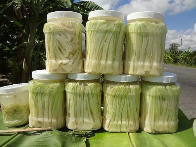 Từ loài cỏ dại, người dân miền Tây đã tạo nên món đặc sản dân dã khiến ai cũng muốn mua về làm quà