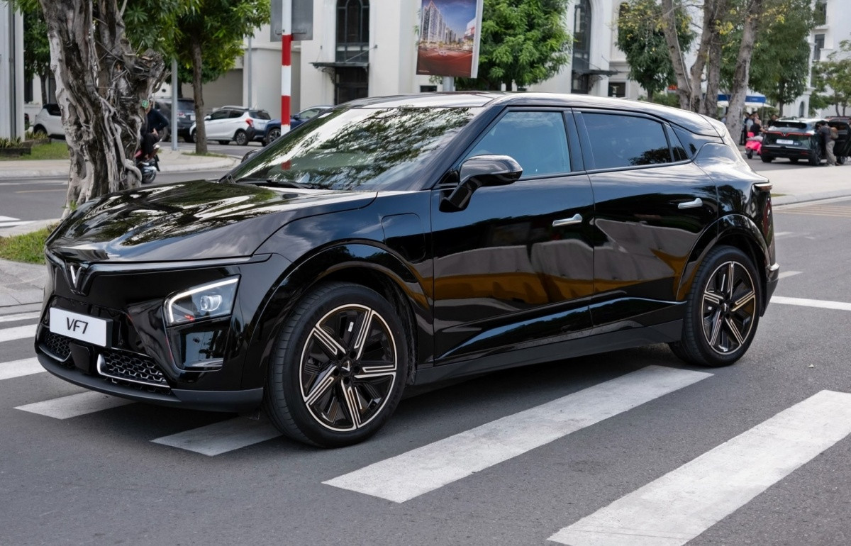 VinFast VF 7 ‘xe sang giá rẻ’ trong phân khúc SUV cỡ C, chủ xe lần đầu nói thẳng chất lượng pin và tính năng ADS khi ‘vượt bão’