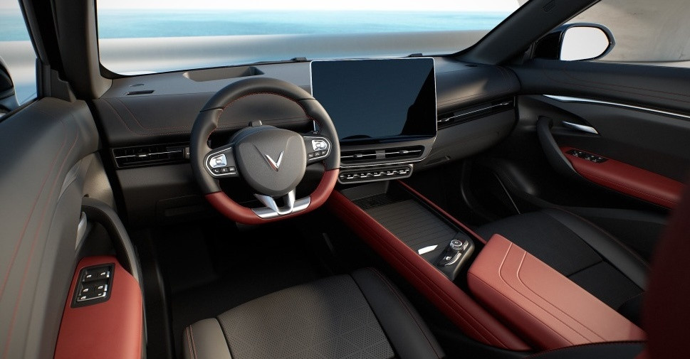 VinFast VF 7 ‘xe sang giá rẻ’ trong phân khúc SUV cỡ C, chủ xe lần đầu nói thẳng chất lượng pin và tính năng ADS khi ‘vượt bão’