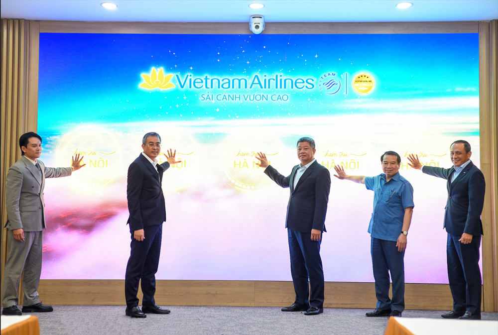 'Chạm thu Hà Nội' - Hành trình cảm xúc cùng Vietnam Airlines - ảnh 2