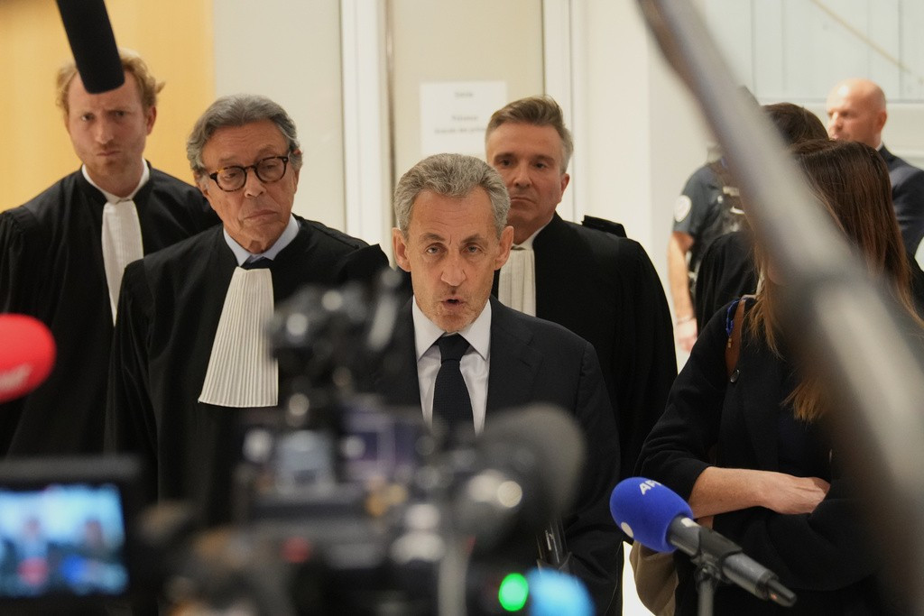 Cựu Tổng thống Pháp Nicolas Sarkozy phát biểu với báo chí ngày 25/9. (Ảnh: AP) ap25268433262442.jpg