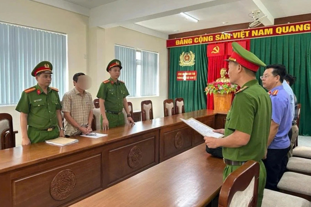 Khởi tố, bắt cựu Chủ tịch phường cấp sai sổ đỏ - ảnh 1