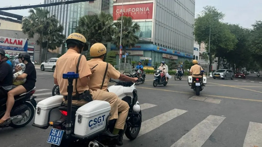 TP.HCM tính thêm 'án phạt mới', vi phạm giao thông có thể phải cầm chổi quét đường- Ảnh 1.