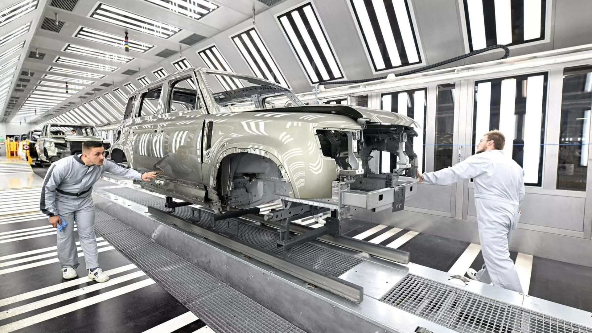 Hãng xe chuyên sản xuất Range Rover đã 1 tháng nay không xuất xưởng bất cứ chiếc xe nào: Chuyện gì đang xảy ra?- Ảnh 2.