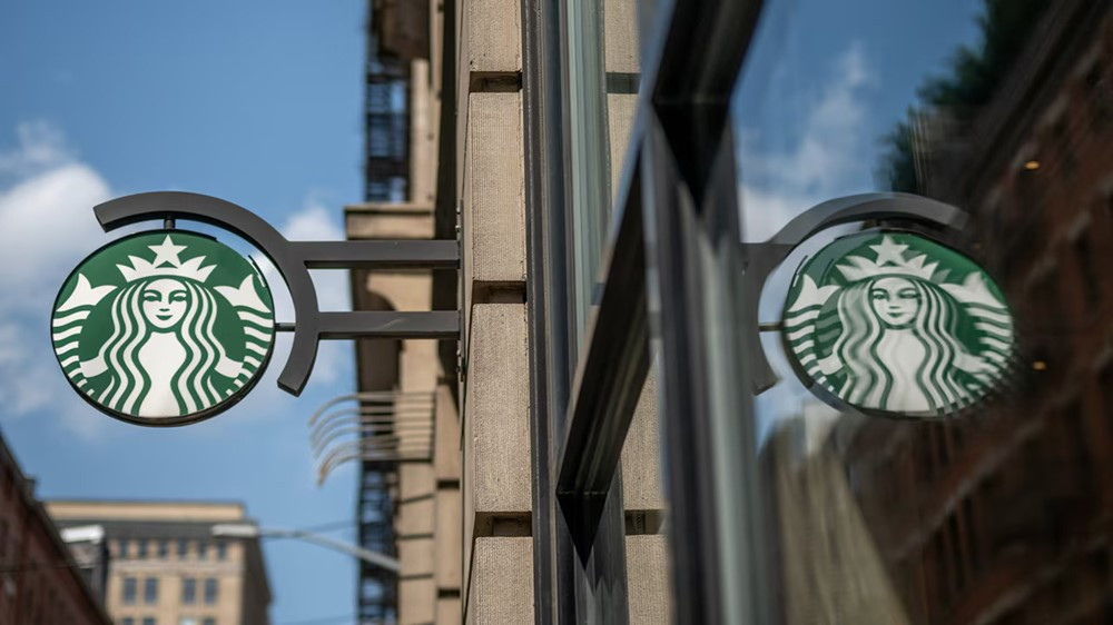 Starbucks đóng 500 cửa hàng, sa thải 900 nhân viên - ảnh 1