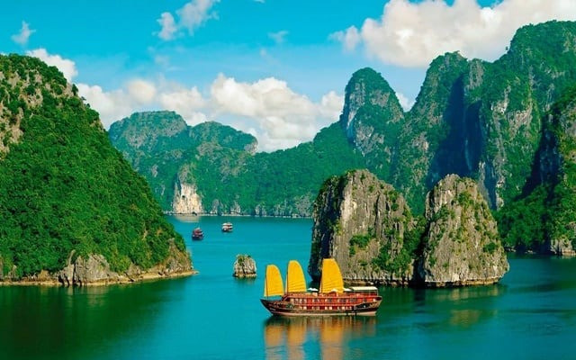 Chưa từng có: Quảng Ninh tặng chả mực Hạ Long, bia Sapphire để hút khách mùa thấp điểm- Ảnh 2.