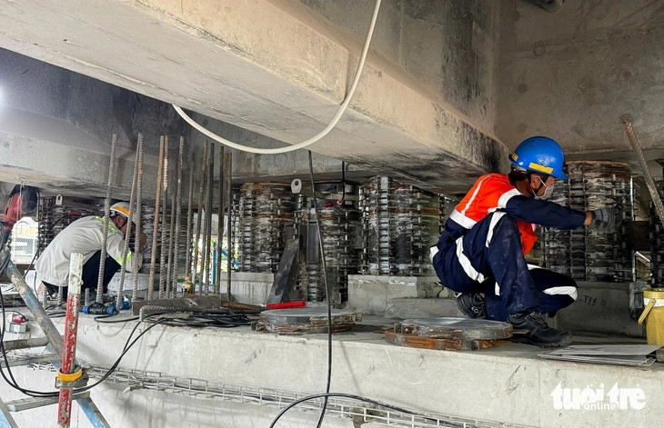 Cầu 11.000 tấn lần đầu được áp dụng công nghệ kích nâng sắp đạt dấu mốc quan trọng- Ảnh 1.