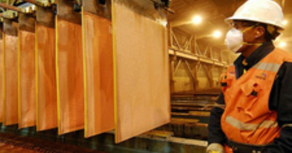 Mặt hàng là xương sống của kinh tế thế giới có giá tăng vọt: Nguyên nhân từ quốc gia láng giềng Việt Nam