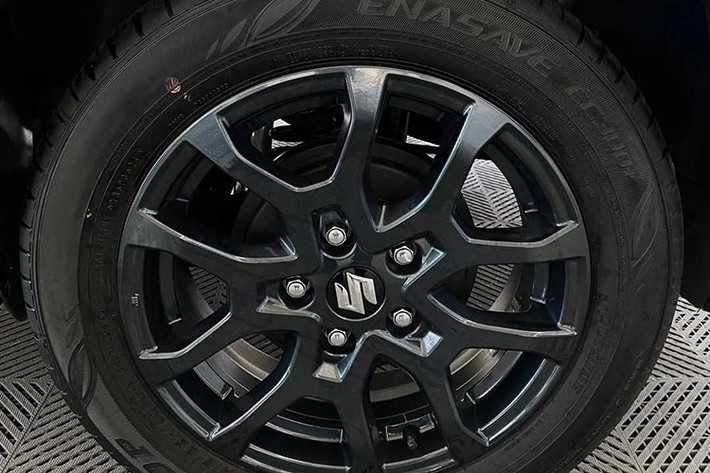 Lính mới của Suzuki tại thị trường Việt đen tuyền, hầm hố, 'ăn xăng' 5,9 lít/100 km, liệu có 'hạ gục' Xpander và Veloz?- Ảnh 3.