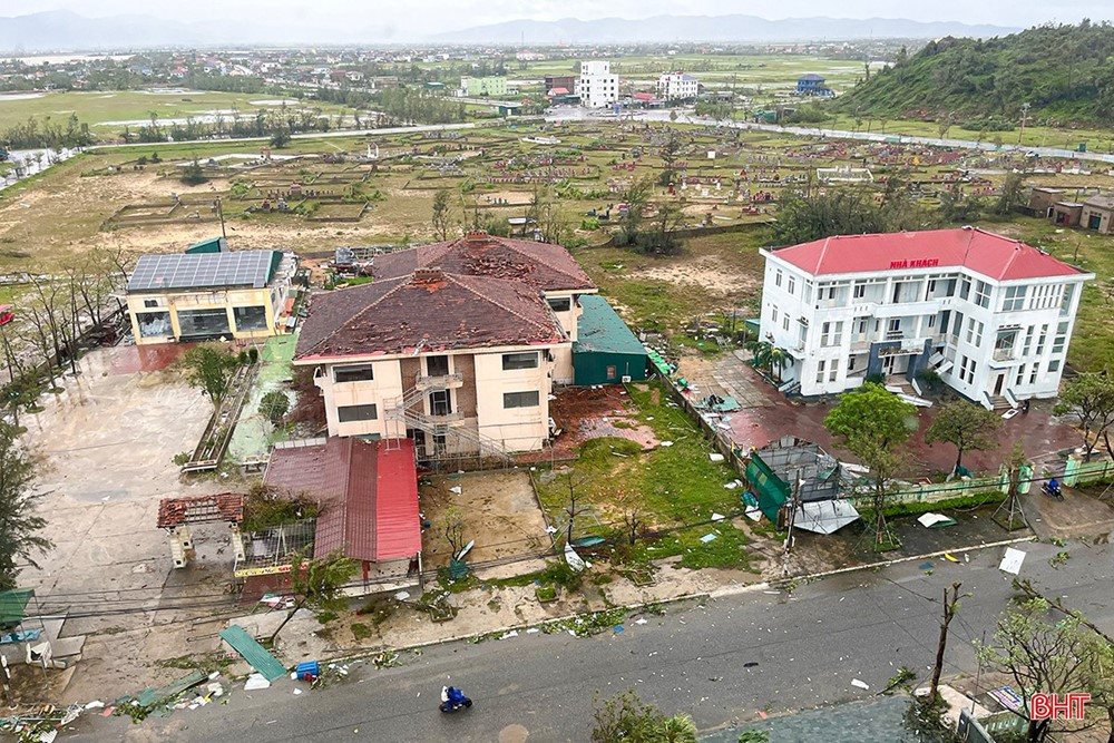 Bão Bualoi quần thảo suốt đêm, bà con Nghệ An, Hà Tĩnh trắng đêm chống mưa lũ - ảnh 6