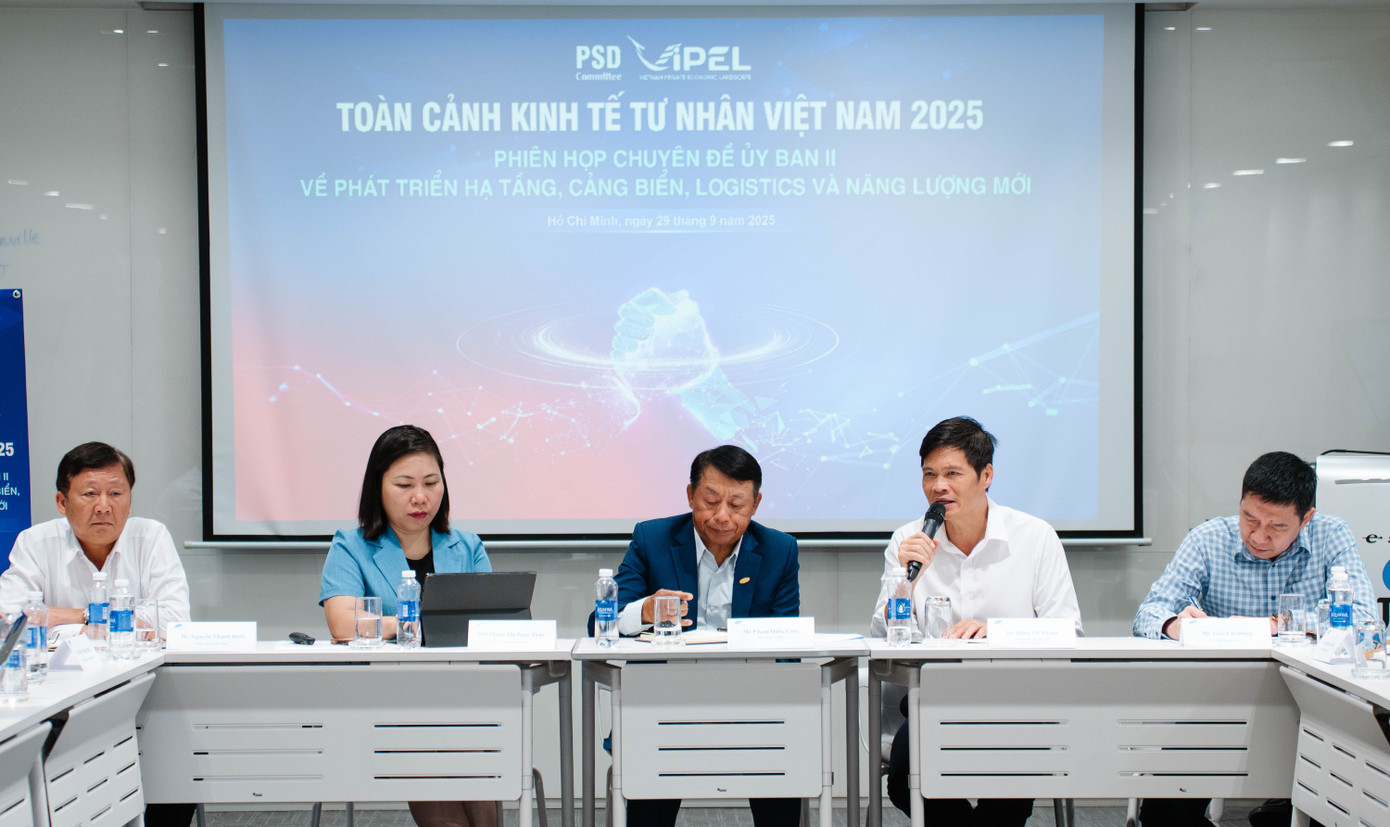 hinh-4-ong-dang-vu-thanh-tgd-cong-ty-co-phan-kho-van-mien-nam-sotrans-chia-se-tai-phien-hop.jpg