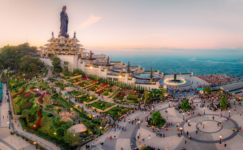 Núi Bà Đen tạm dừng hoạt động leo núi, dã ngoại - ảnh 1