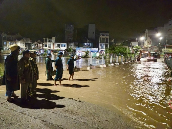 Thiệt hại do mưa lớn sau bão số 10: Số người thương vong tiếp tục tăng, giao thông tê liệt tại nhiều địa phương - ảnh 6