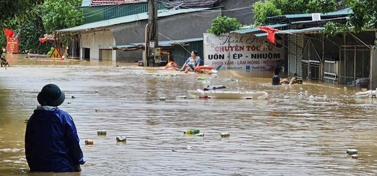 Thiệt hại do mưa lớn sau bão số 10: Số người thương vong tiếp tục tăng, giao thông tê liệt tại nhiều địa phương - ảnh 21