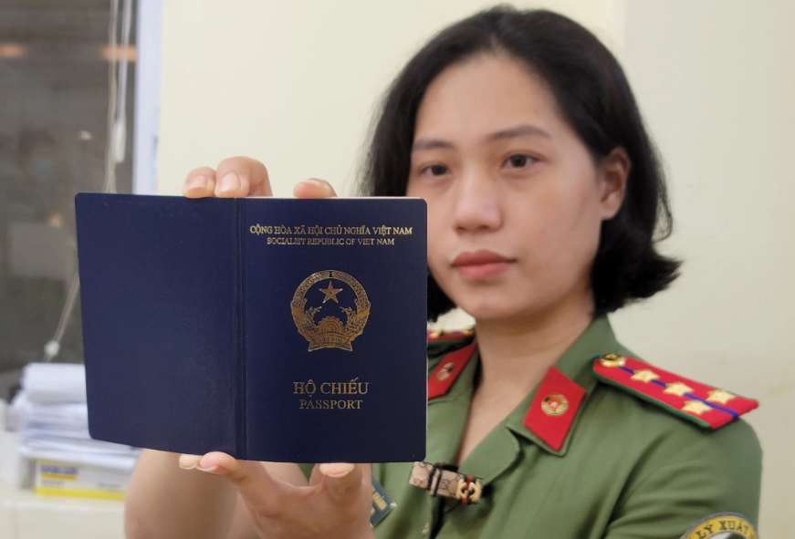 Công an phát đi cảnh báo về ‘cò dịch vụ’ hộ chiếu, người dân cần tỉnh táo! - ảnh 1