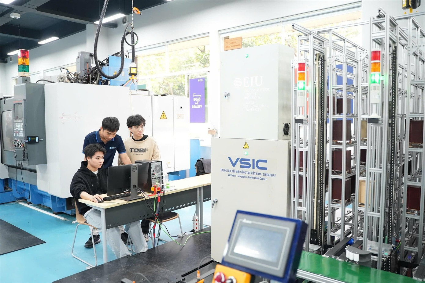 Sinh viên nghiên cứu khoa học gắn với thực tế sản xuất kinh doanh tại Trường Đại học quốc tế Miền Đông. h1-1.jpg