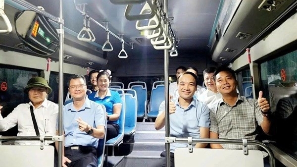 Hà Nội chính thức mở tuyến buýt mới từ nội thành đến xã đảo duy nhất của Thủ đô - ảnh 1