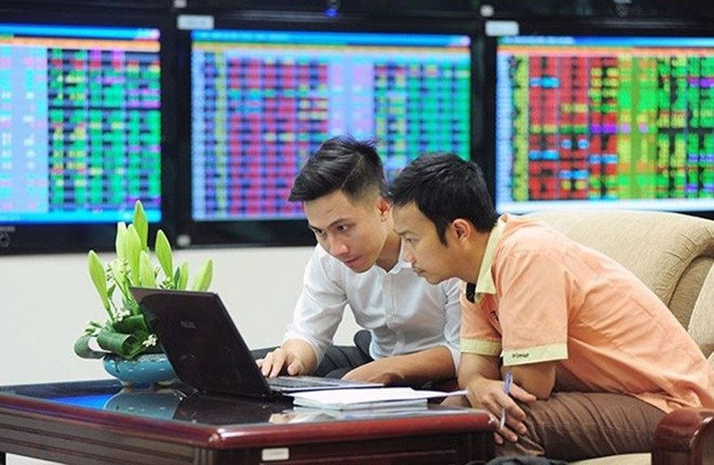 Chứng khoán tiếp tục ‘cưa chân bàn’, dòng vốn ngoại rút ròng thêm 1.300 tỷ đồng