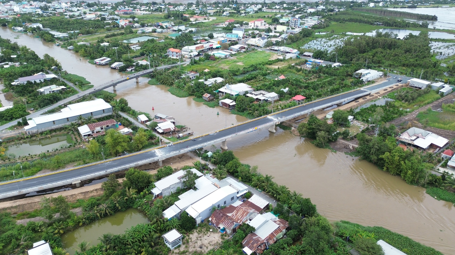Ít ngày nữa, chính thức hoàn thiện cây cầu gần trăm tỷ, gia tăng kết nối 2 tỉnh miền Nam- Ảnh 1.