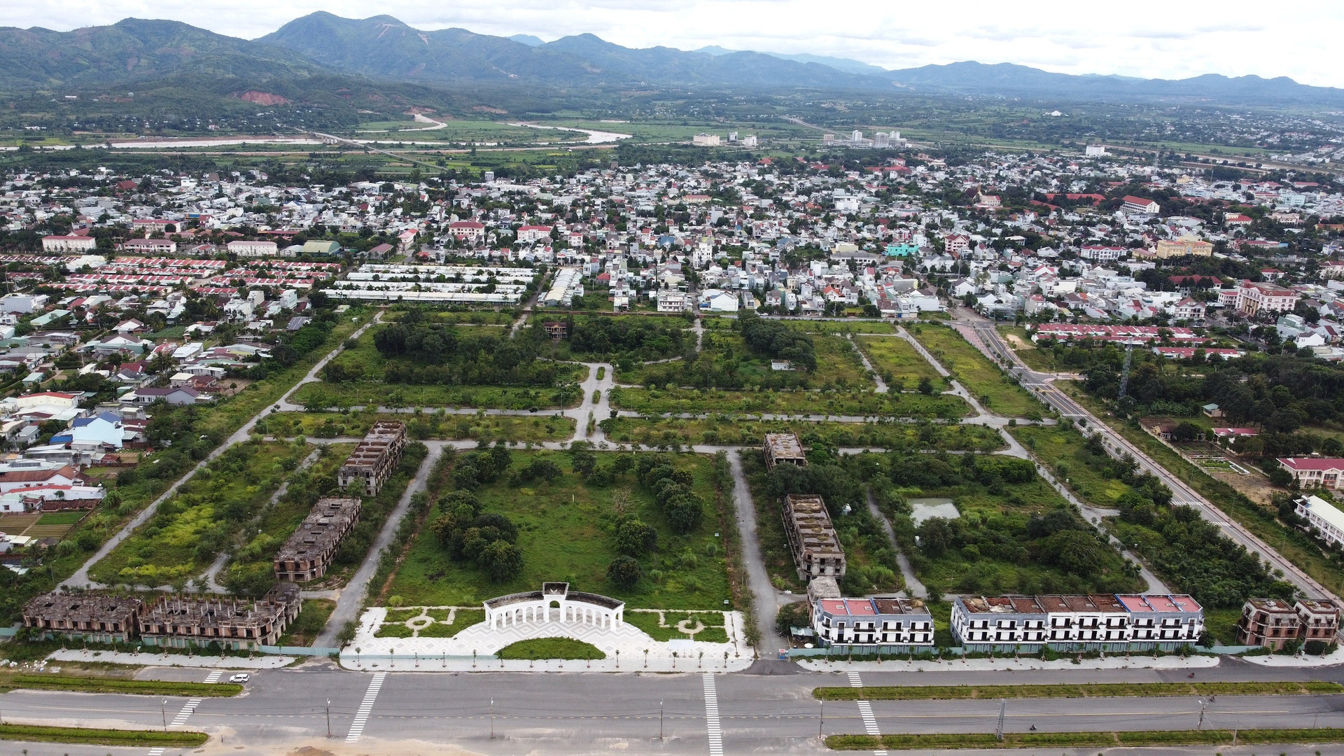 Dự án là ‘con đẻ’ của Tập đoàn FLC đã chính thức thay tên đổi chủ sau 7 năm bỏ trống, hoang tàn- Ảnh 1.