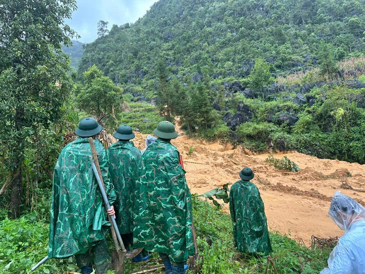Sạt lở đất, lũ cuốn trở thành nguyên nhân gây tử vong lớn nhất do bão. Ảnh: Lực lượng cứu hộ tiếp cận hiện trường vụ sạt lở tại xã Lũng Cú (Tuyên Quang). sat-lo-dat.jpg