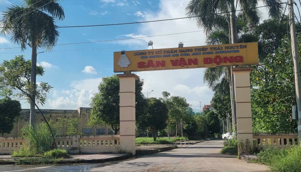 Cảnh hoang tàn của sân vận động 30.000 chỗ ngồi từng là biểu tượng tự hào của ngành Gang thép- Ảnh 1.