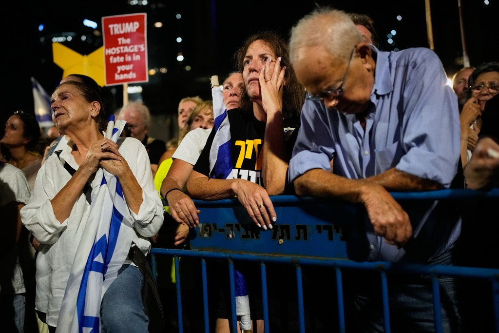 Người Israel tham gia cuộc biểu tình tại Tel Aviv ngày 4/10 để kêu gọi thả tất cả con tin bị Hamas giam giữ ở Dải Gaza và ngừng bắn. (Ảnh: AP) ap25277656309048.jpg