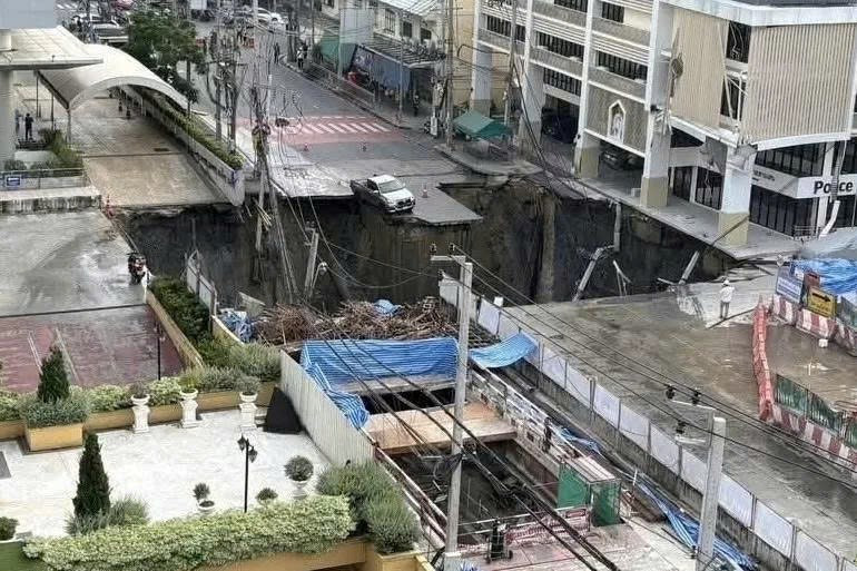 Hố tử thần sâu 50m xuất hiện ngay trước cổng bệnh viện, sơ tán khẩn cấp 3.500 bệnh nhân - ảnh 1