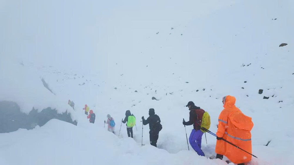 Bão tuyết dữ dội bao phủ Everest, gần 1.000 người mắc kẹt - ảnh 1