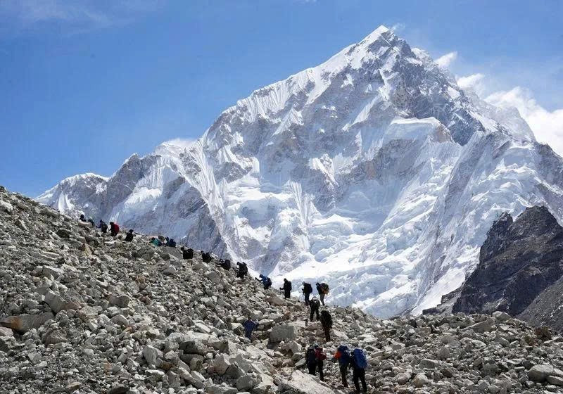 Bão tuyết dữ dội bao phủ Everest, gần 1.000 người mắc kẹt - ảnh 2