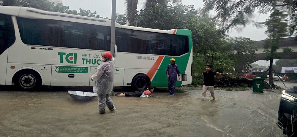 Phát hiện điểm rò điện giữa khu vực ngập, khiến nhiều người bị giật - ảnh 1