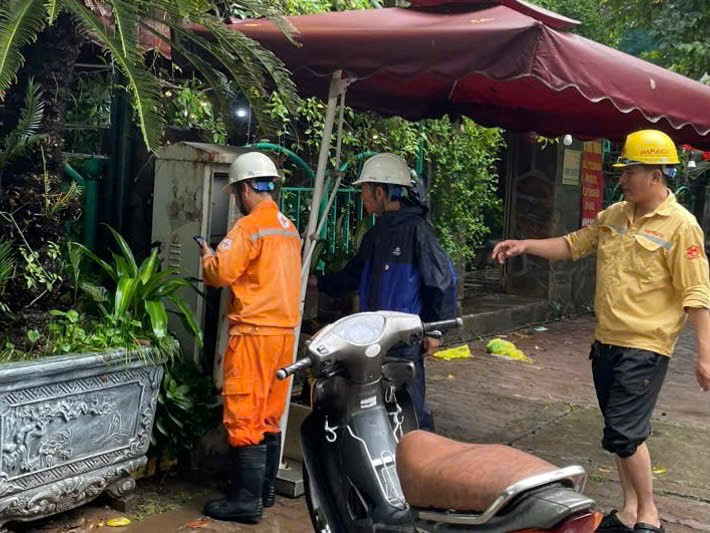 Phát hiện điểm rò điện giữa khu vực ngập, khiến nhiều người bị giật - ảnh 2