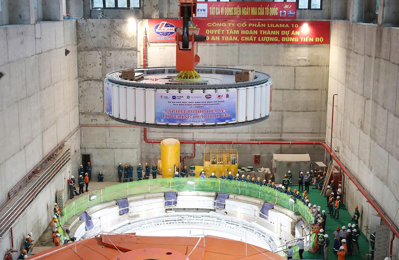 Hình ảnh tại hạ đặt thành công rotor tổ máy số 2 dự án thủy điện Hòa Bình mở rộng. Nguồn ảnh: EVN