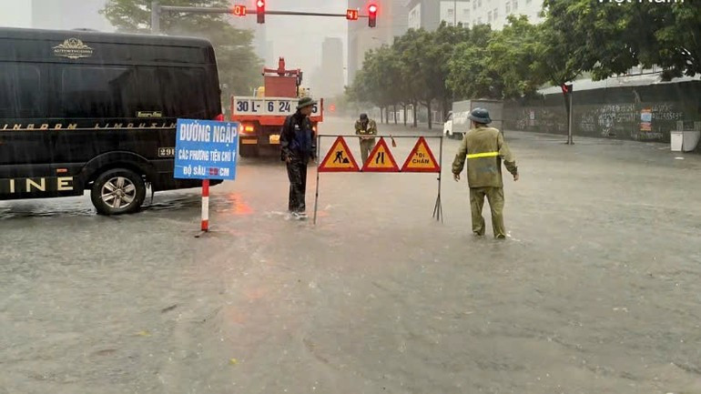 Hà Nội vẫn tiếp tục mưa vừa và to, chiều tối đến đêm giảm dần - ảnh 1