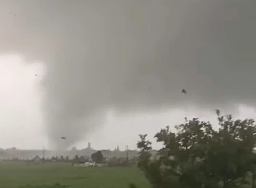 Lốc xoáy lại xuất hiện lúc rạng sáng ở Hải Phòng Lốc xoáy lại xuất hiện lúc rạng sáng ở Hải Phòng