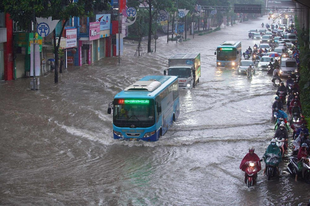 Vận hành 98 trạm bơm với 368 máy để chống ngập tại Hà Nội - ảnh 1