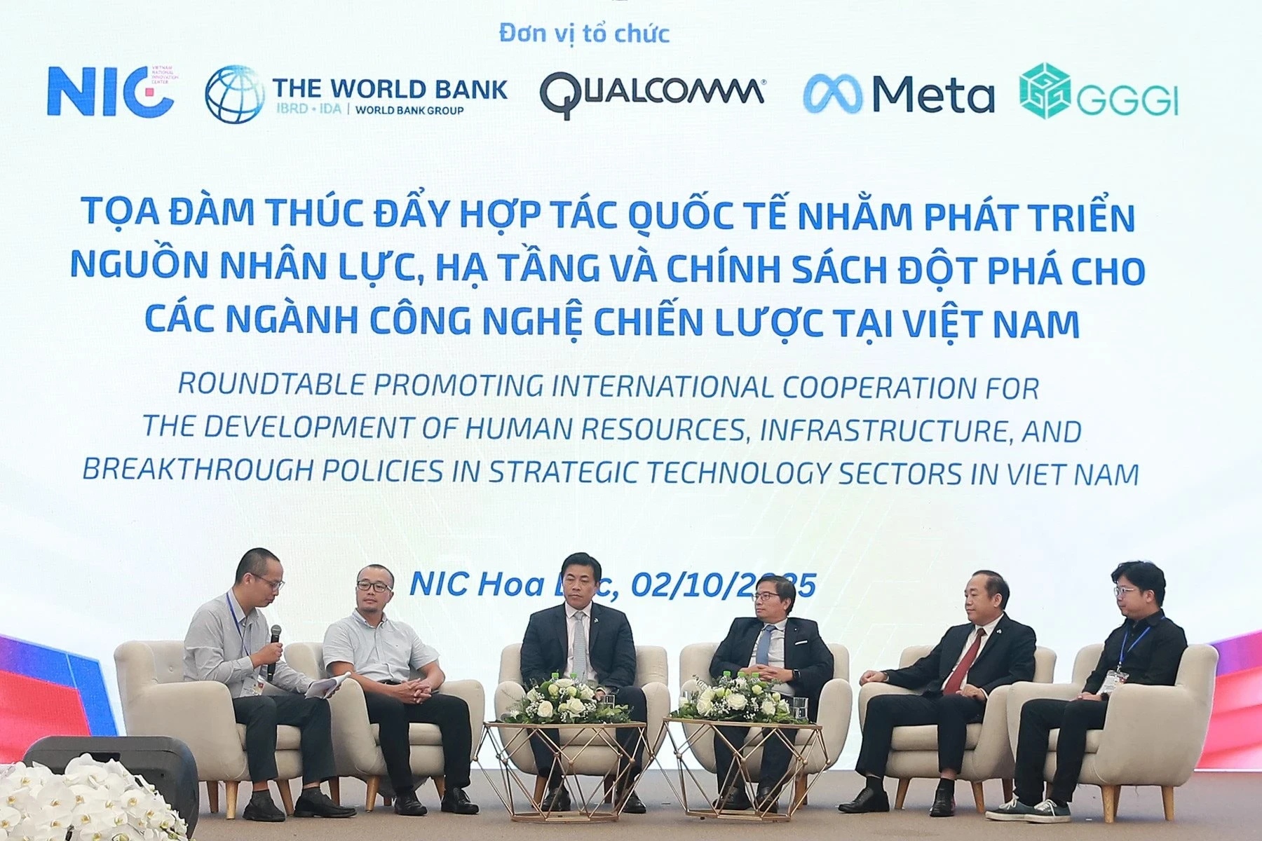 Các diễn giả trong phiên thảo luận tại tọa đàm chiều 2/10.
