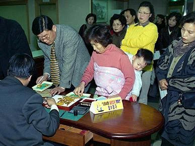 Kỳ tích chấn động lịch sử châu Á: 3,5 triệu người tháo nhẫn cưới, góp 226 tấn vàng cứu nền kinh tế bên bờ vực sụp đổ - ảnh 2
